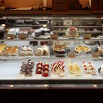 パティスリーマサ - ショーケースの様子①。