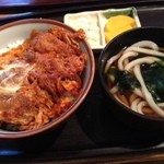 手打うどん ごんべえ - 真っ赤な辛子カツ丼！