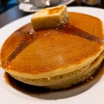 Cafe&Hotcake Tulipes - 2枚のパンケーキの上に大きなバター！！絵に書けるような定番の姿！！