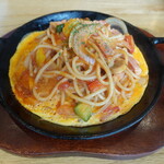 CAFE LE PIN - 彩り野菜とベーコンの鉄板ナポリタン(880円)