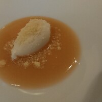 ギュール ルモンテ - ルバーブスープに桜花びらアイスクリーム。ルバーブの甘味と桜花びらの塩味が最愛的。