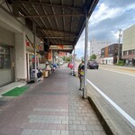 まるぜん精肉店 - 外観と前面道路