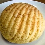 Boulangerie i+plus  - 米粉クッキーメロンパン (120円)