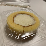 LAWSON - 料理写真:プレミアムロールケーキ 2021/08/31