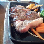 与羅ん館 - ステーキ定食（厚みが凄い！）