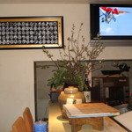 Sushi Hide - 漆喰と白木のシンプルな造りです。