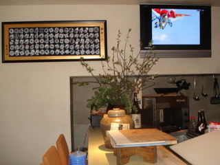 Sushi Hide - 漆喰と白木のシンプルな造りです。