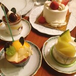 新宿高野 - （右上から時計回りに）DECO No.3 2,050円、Gateau マスクメロン 1,000円、月見うさぎ 800円、マロントライフル 700円（いずれも税別）