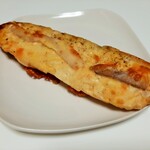 フォカッチャ生地を使った、自家製ベーコンとタルタルのタルティーヌ259円