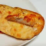 ブーランジェ エス・カガワ - 卵を感じるまろやかなタルタルソースに自家製ベーコンのスモーキーな香り、表面のこんがりチーズと胡椒がマッチ♪