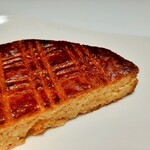 ブーランジェ エス・カガワ - バターの甘味とコクに風味良いアーモンドパウダー、ほんのりオレンジピールの香りが爽やかな仕上がり