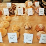 ブーランジェ エス・カガワ - 手前はぶどうやくるみ、お豆など素朴な白パンシリーズ、奥はセーグルフリュイやリュスティック、ナッツとはちみつのライ麦パンなど