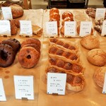 ブーランジェ エス・カガワ - お団子のような丸いパンが並ぶ人気のもちもちり・かるご、各種ベーグルやマロンパンにクリームパンなども