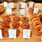 ブーランジェ エス・カガワ - 発酵バターを使ったクロワッサンやパンオショコラ、奥にはキッシュやガレット、タルティーヌなど上品な惣菜系も