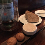 9 nove - チーズのシュー　ポークリエット　パン