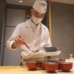 三谷 - お話される大将はとても優しく穏やかで、しかし、料理に向かう姿はストイック。