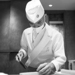 三谷 - お寿司を握る集中した姿はモノクロが似合う。