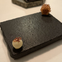 Installation Table ENSO L'asymetrie du calme - ホワイトチョコレートボンボン塩リキュール
                金沢蜂蜜マシュマロラズベリーソース