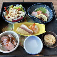 肉割烹 五条 新宿野村ビル49F - 前菜　前菜三種盛り合わせ　菜物　蒸し鶏と春野菜のサラダ　造里　本日の三種盛り　逸品　ハネシタのローストビーフ 〜特製シャリアピンソースで〜