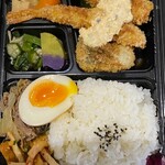 弁当カチャカチャ - エビフライとアジフライの自家製タルタルソースと牛肉しぐれ煮とおかず