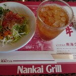 Nankai Guriru - オニオンドレッシングのサラダとウーロン茶