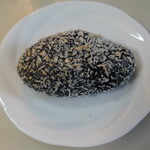 パティスリー ディッシュ パレード - BLACK：玉葱と小麦粉をじっくり炒めた黒いルーのビーフカレーと竹炭を使用した黒いパン生地