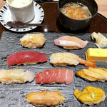 ワイン・寿司・天ぷら 魚が肴 - にぎり9貫と玉子。