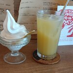 RAMACHi - 料理写真:リンゴジュースとソフトクリーム