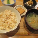 玄米食堂 あえん - 玄米ごはん、なめこ味噌汁。