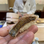 兄弟寿し - 佐渡産黒ムツ藁炙り(炙る藁も佐渡産)