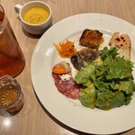 RIGOLETTO ROTISSERIE AND WINE - 前菜盛り合わせとドリンク、スープ