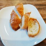 サバービア - スープパスタにはハーフクロワッサンついてきます