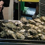 焼がきの はやし - 牡蛎を焼いています