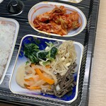 炭火焼肉くらた - 炭火焼厚切り弁当(\2,000)　キムチ・ビビンバ