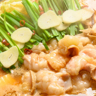 Enjoy our proud "Motsu-nabe (Offal hotpot)" ♪ We also have an online shop!