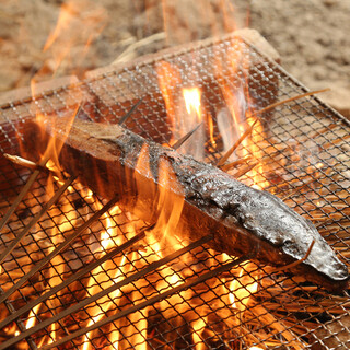 The scent and taste are different! Enjoy Seafood and meat grilled with straw at a powerfully high temperature