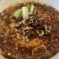 中国料理 かなめ - 黒い坦々スープにカシューナッツや山椒がたっぷり