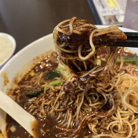 中国料理 かなめ - 黒い坦々のタレは濃厚で、麺に絡みます