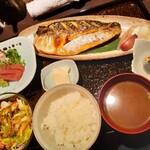 寿司居酒屋からくさ - ランチの鯖の塩焼き定食＋お刺身