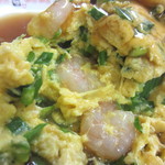 餃子屋 満園 - まるでオムレツ並みの玉子感、ニラ入り。