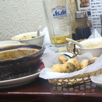 餃子屋 満園 - よそさま席、唐揚げと全体像のイメージ。