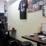 餃子屋 満園 - 2人掛けテーブル4つほど。