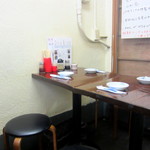餃子屋 満園 - 入り口右手、4人掛けテーブル1つ。