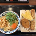 Marugame Seimen - 釜たまと揚げ物３種で計８００円