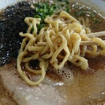Jikaseimenramengembu - 麺は極太。うどんクラス。スープが濃いめなんでちょうどいい！