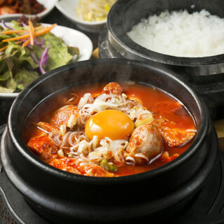 満足度No１／大人気KollaBoランチ定食で韓国料理を堪能