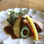 KURUMI - ◆メインの「ハンバーグ」には「揚げ野菜」添え。