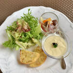 プロヴァンスの日曜日 - シェフおすすめランチコース(\1,900～) プロヴァンス・スタイルのサラダ前菜