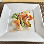 プロヴァンスの日曜日 - シェフおすすめランチコース(\1,900) ホタテ貝と鮮魚のポワレ盛り合わせ(+\350)