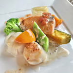 プロヴァンスの日曜日 - シェフおすすめランチコース(\1,900) ホタテ貝と鮮魚のポワレ盛り合わせ(+\350)